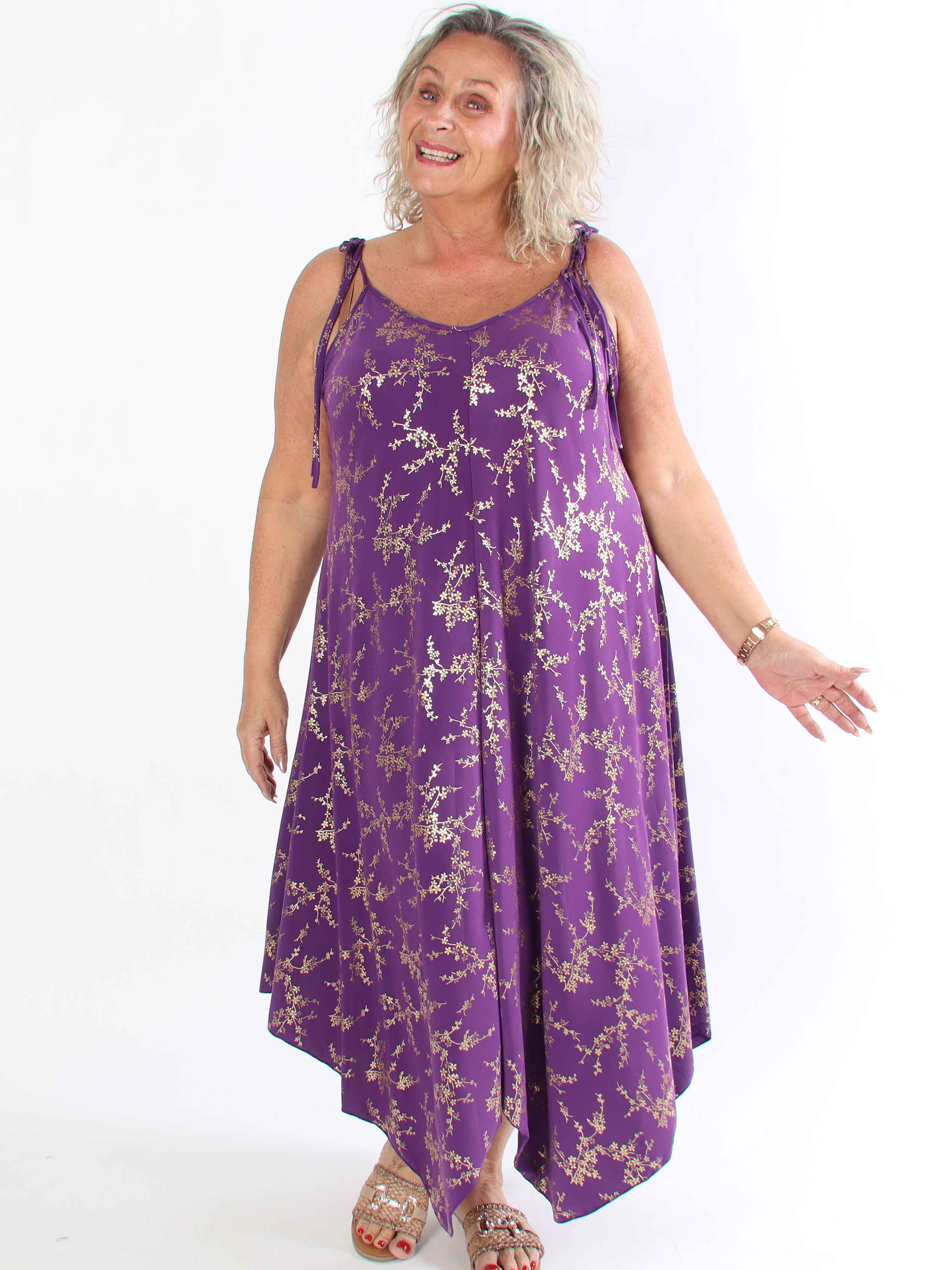 Maisie Gold - Plus size axelremsklänning i elastiskt tyg med guld mönster